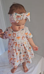 Baby girl wearing Wild Team organic cotton bow accessory with set