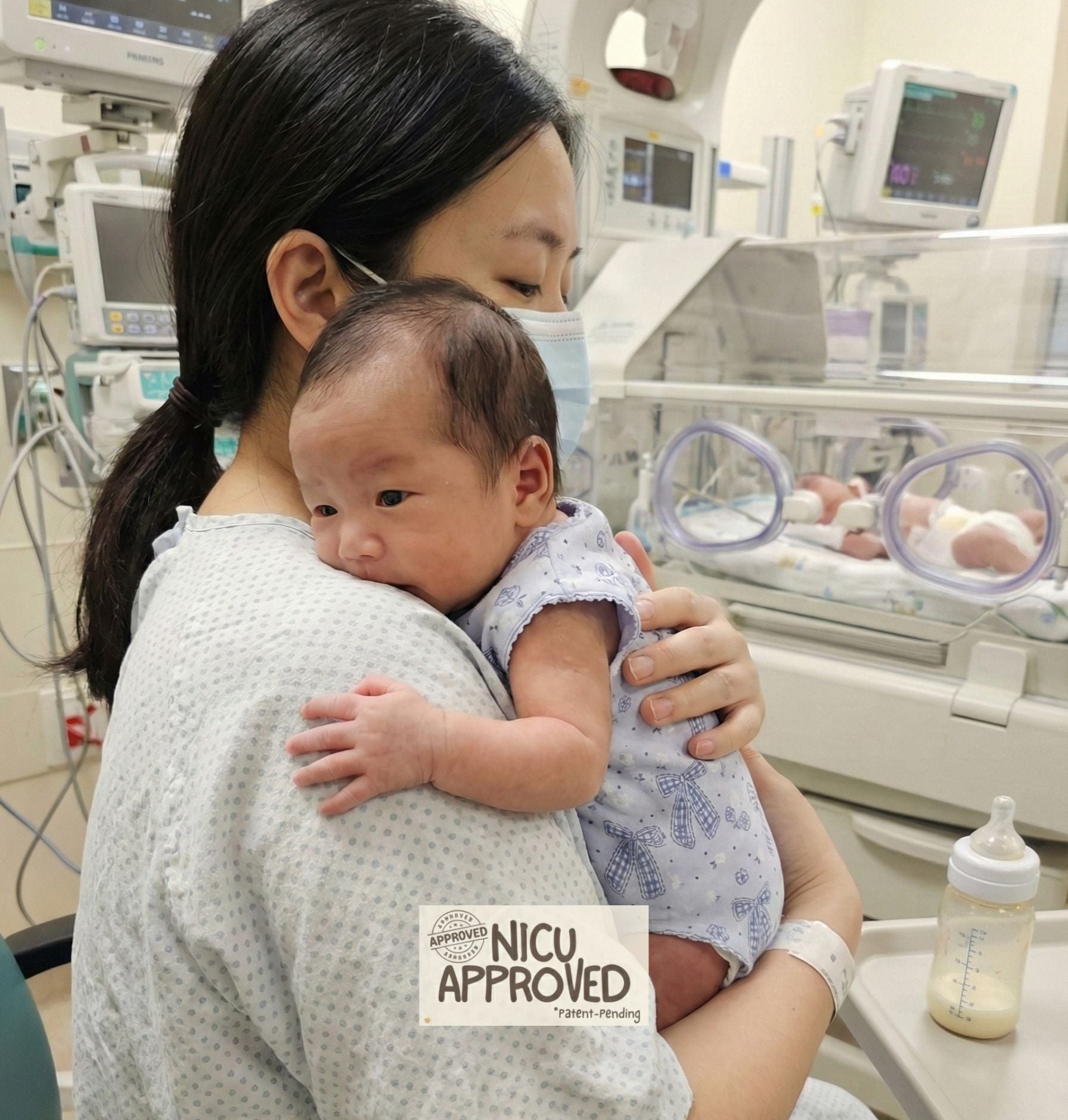 Infographic showing features of Duper DuDu Bowy print babywear. Highlights: GOTS organic cotton, easy medical access, cloud-soft huggle pad, and tag-free comfort.